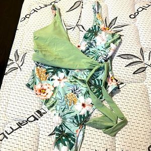 cute floral swimsuit, perfect for the summer time!!